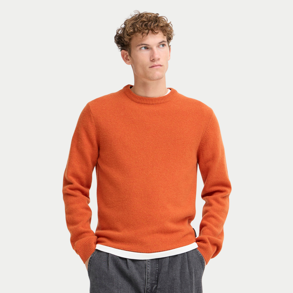 Pull col rond orange brûlé Casual Friday porté, vue de face sur un t-shirt blanc