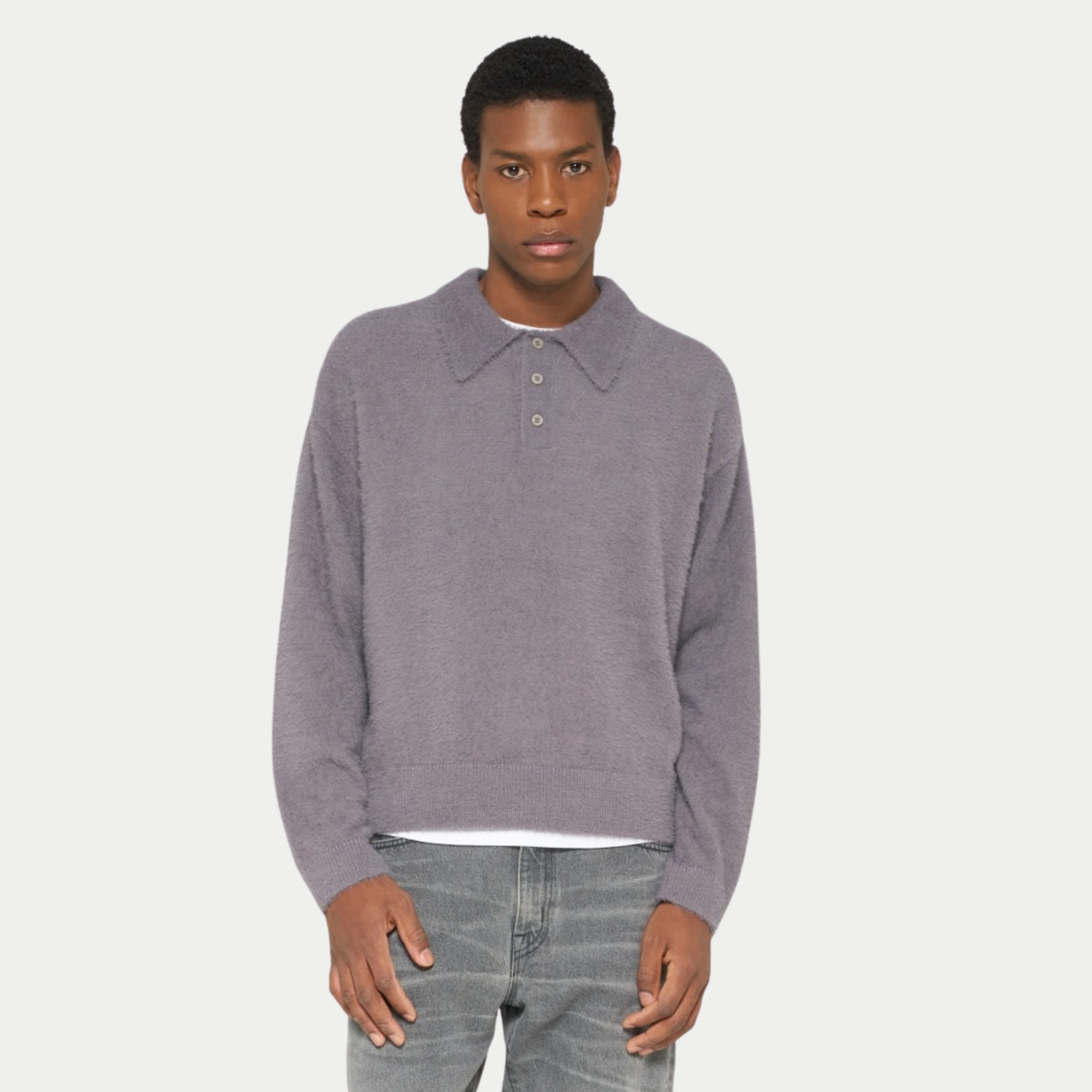 Pull polo Dex Edwin mauve grisé porté de face, coupe carrée et col ouvert sur un tee-shirt blanc
