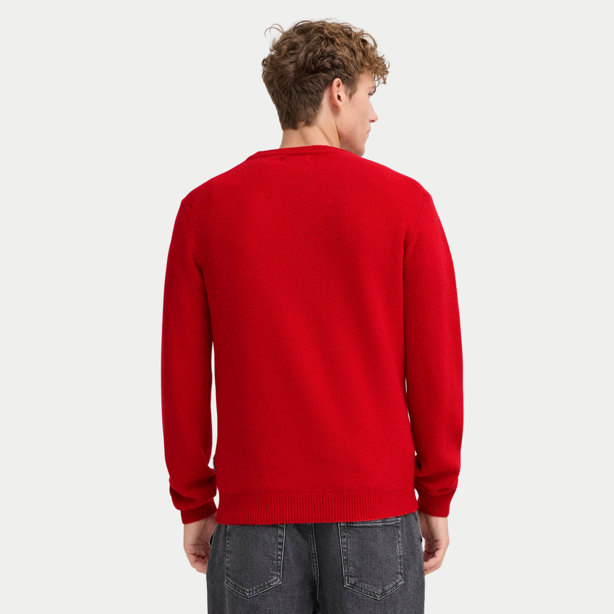 Pull col rond rouge Casual Friday porté de dos, poignets et bas en côtes
