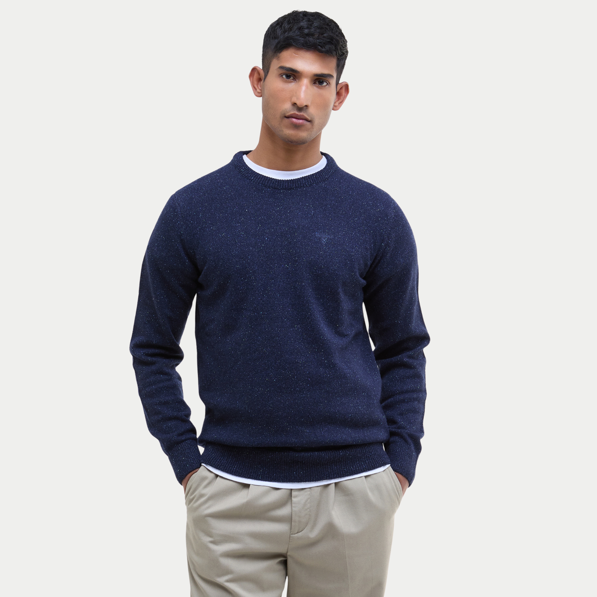Pull Barbour Tisbury bleu marine porté de face sur un t-shirt blanc