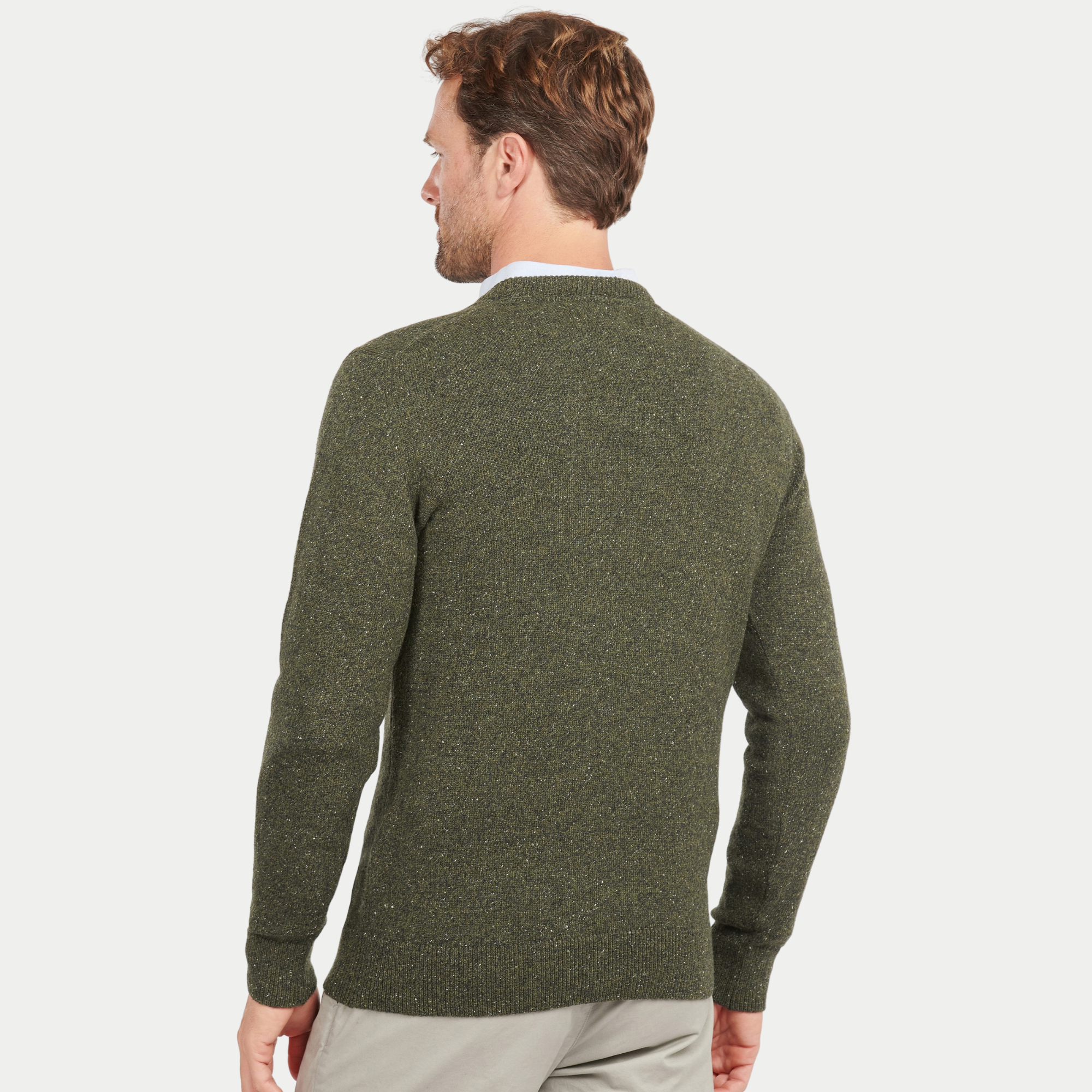 Pull Barbour Tisbury Dark Seaweed porté de trois quarts dos sur une chemise claire