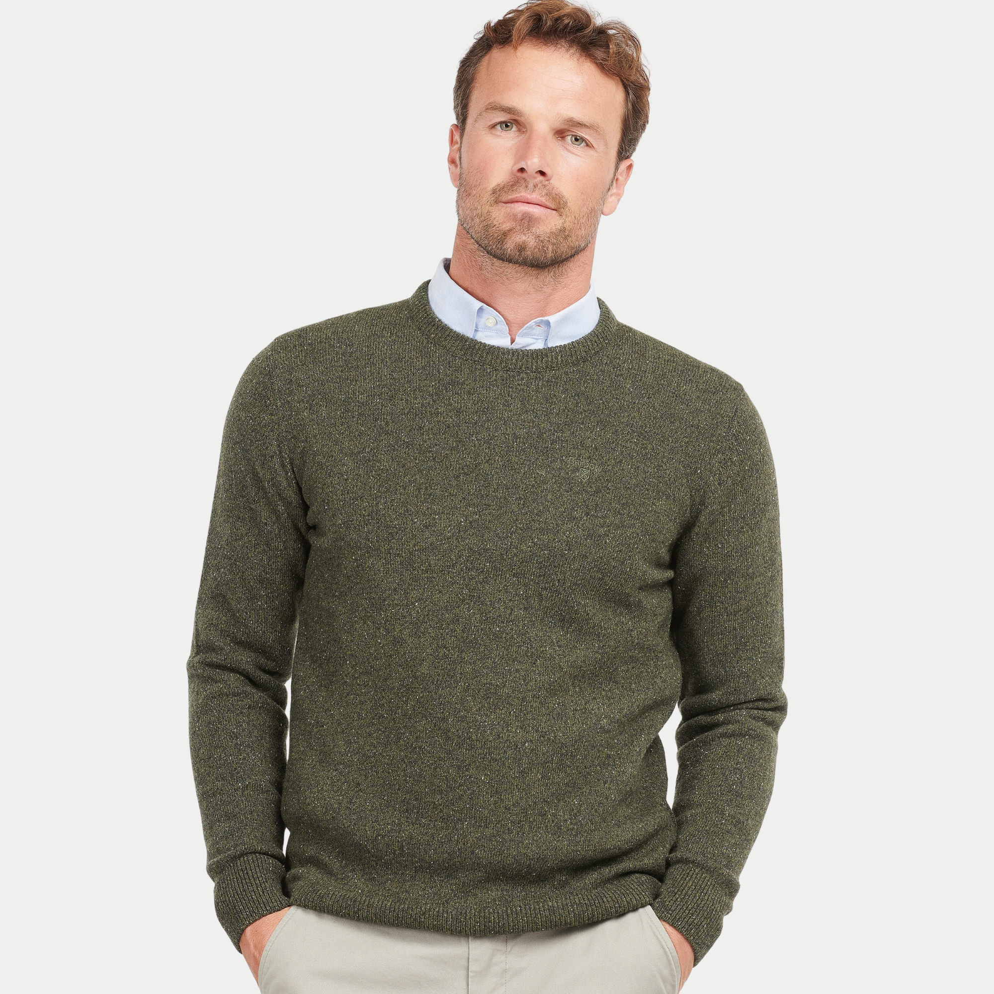 Pull Barbour Tisbury Dark Seaweed porté de face sur une chemise bleu ciel