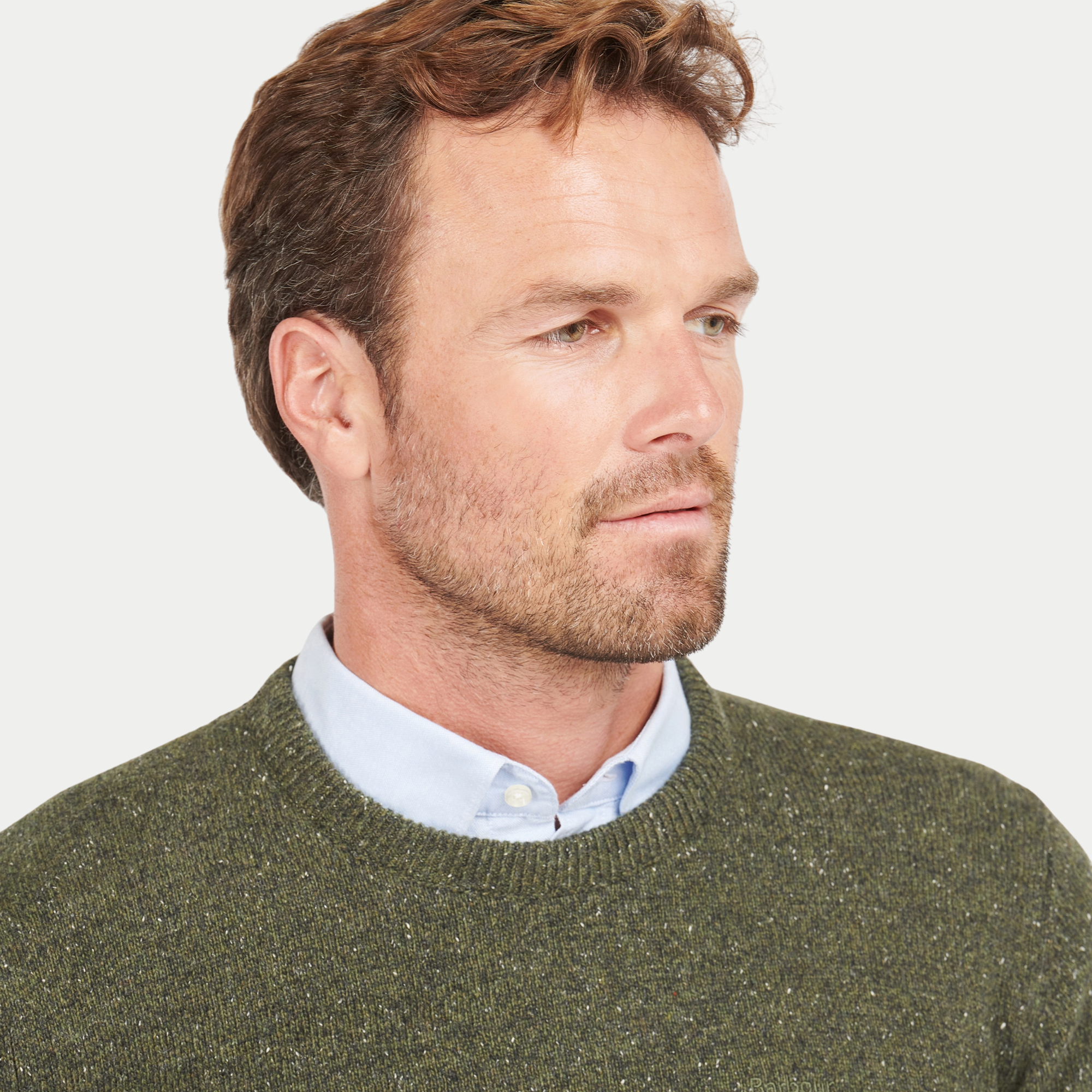 Gros plan du col rond du Pull Barbour Tisbury Dark Seaweed et des nepps clairs du fil