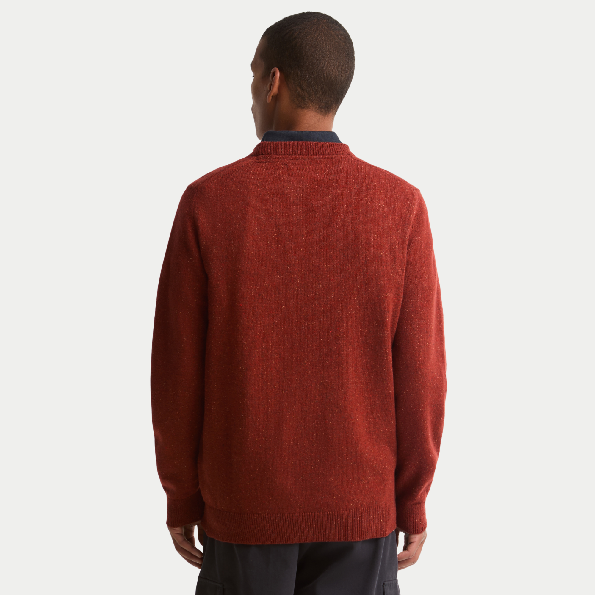 Pull Barbour Tisbury Russet vu de dos, tombé droit et bas de pièce côtelé