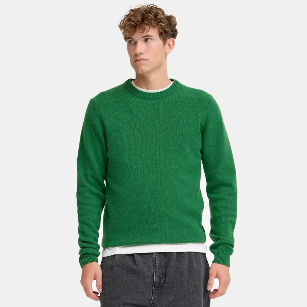 Pull Fairway porté sur un t-shirt blanc, col rond côtelé et maille bien couvrante