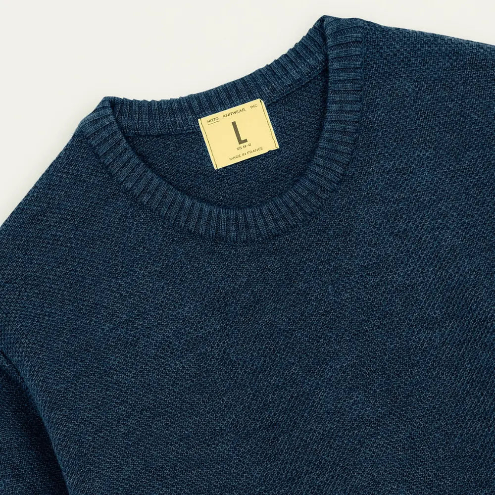 Gros plan du col du Pull Youri bleu jean, étiquette Nitto et laine chinée aux fils bleus mêlés