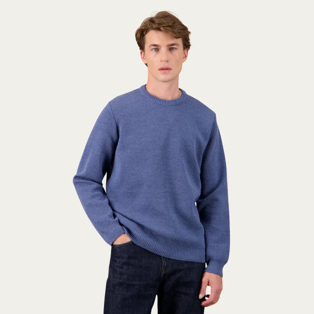 Pull Youri en laine bleu jean porté de face, encolure ronde côtelée et bord-côte de taille