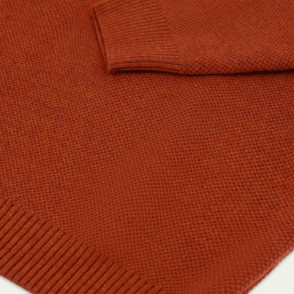 Détail de la maille piquée du Pull Youri orange, poignet et bas de pièce en bords-côtes 2x2
