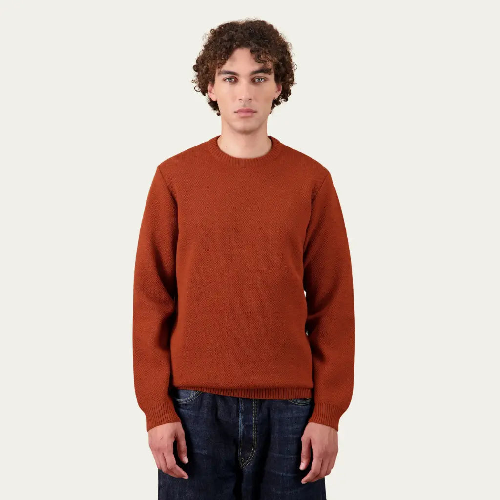 Pull Youri Nitto Knitwear orange porté de face sur un jean brut