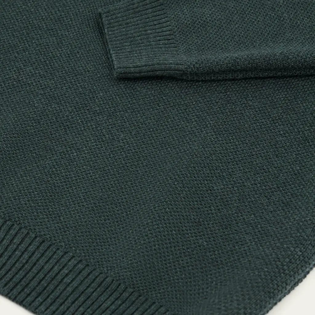 Macro de la maille vert forêt du Pull Youri, poignet côtelé et bord-côte de bas, laine chinée