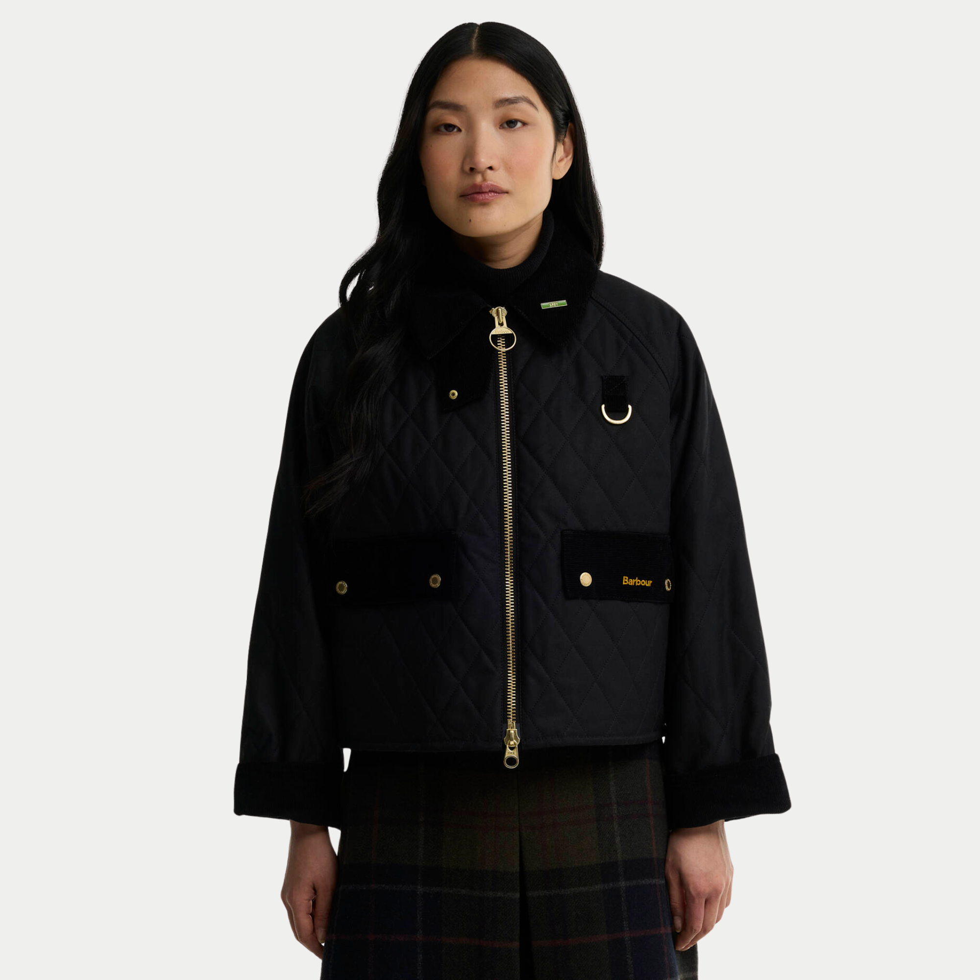 Veste Icons Spey noire portée ouverte, zip laiton, rabats de poche en velours et revers de manche assortis
