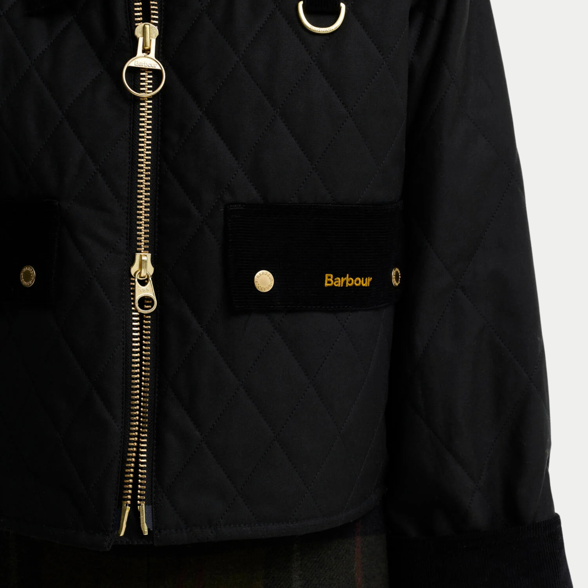 Détail du zip laiton double curseur, du rabat de poche en velours côtelé et de la broderie Barbour dorée