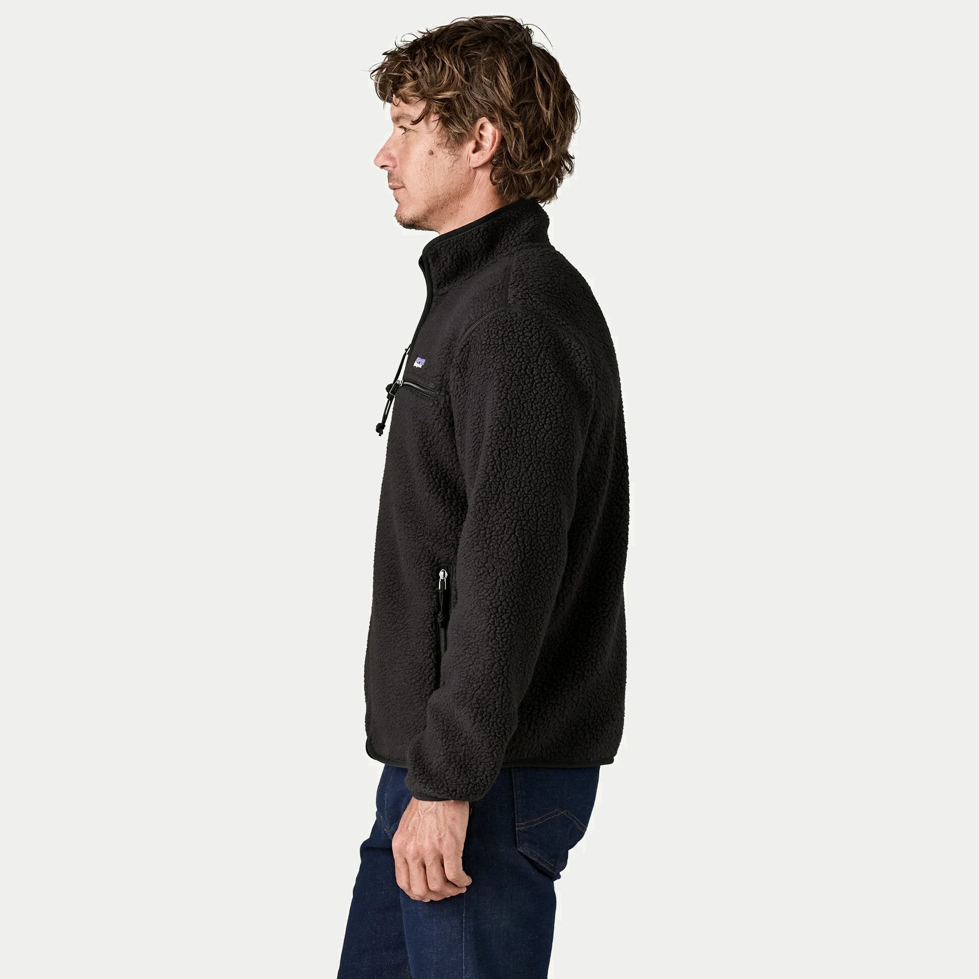 Veste polaire Retro Pile noire vue de profil, manche raglan, tirettes cordon des poches poitrine et latérale