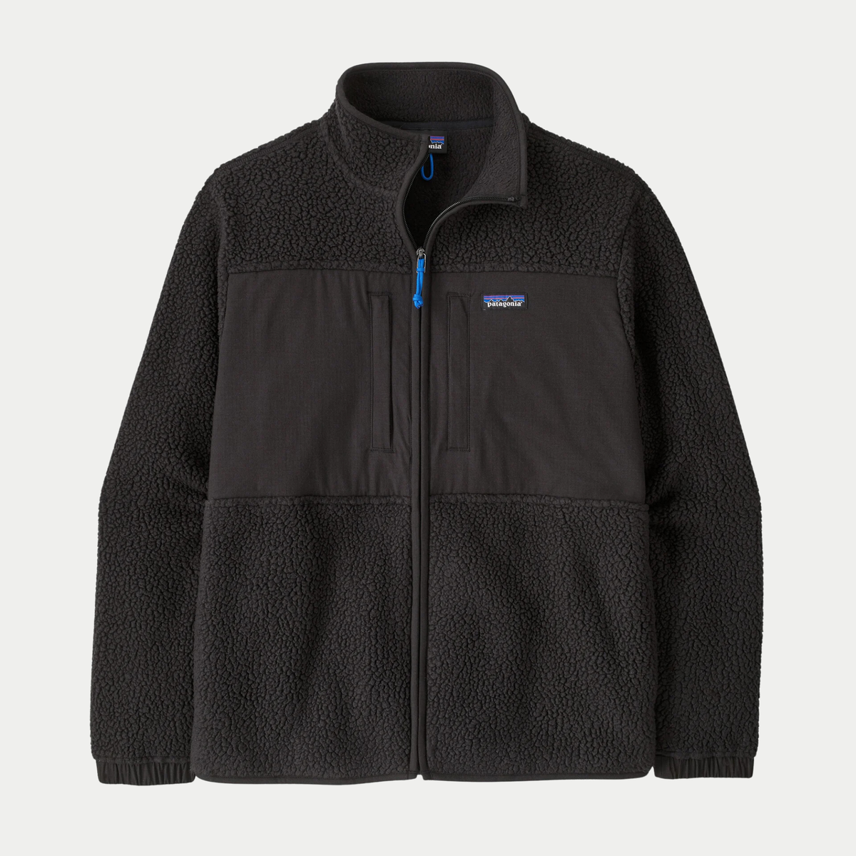 Veste polaire Retro Pile Patch Patagonia noire de face, empiècement ripstop à deux poches poitrine zippées, tirette bleue