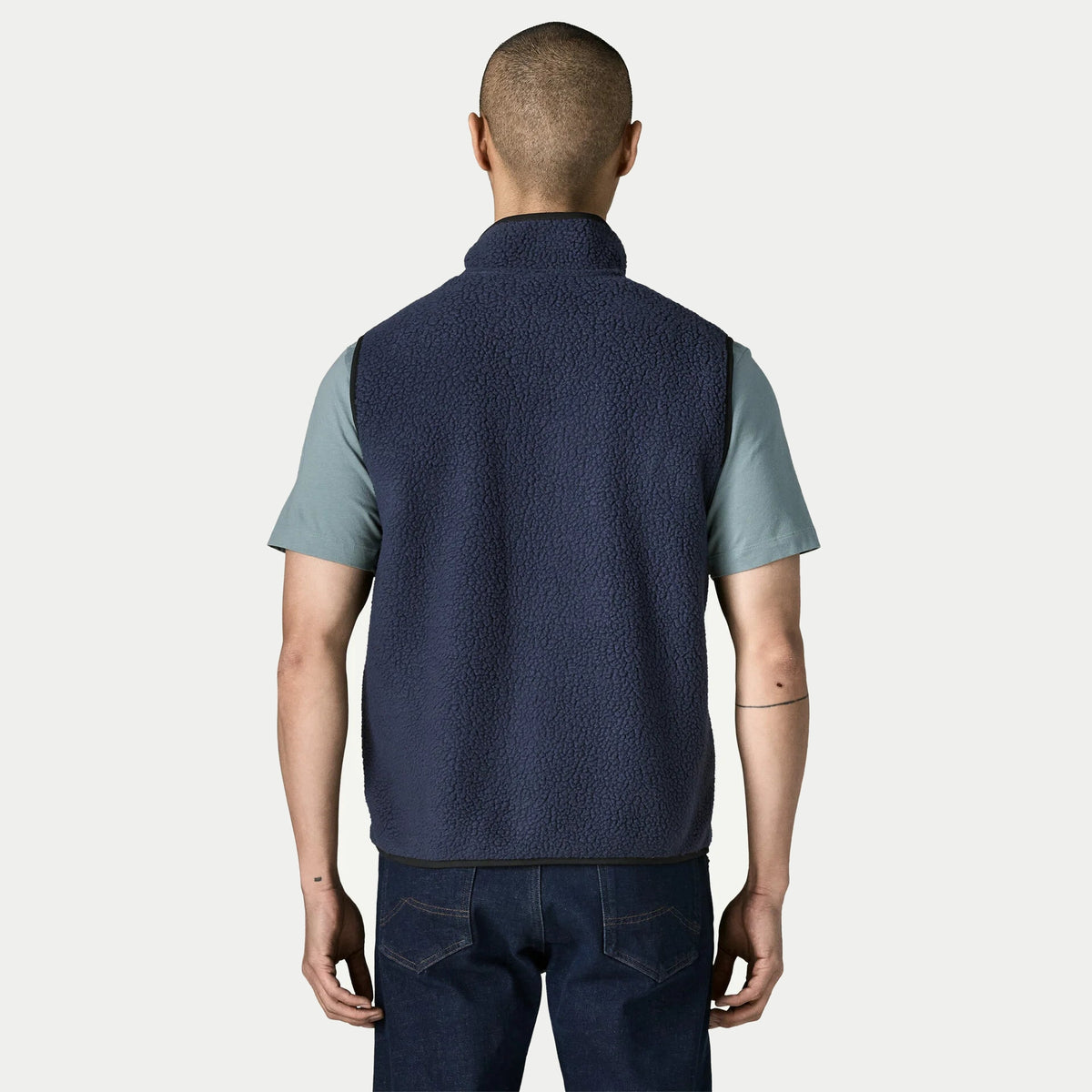 Dos du gilet polaire Retro Pile New Navy Patagonia, sherpa marine uni, emmanchures et base bordées de noir