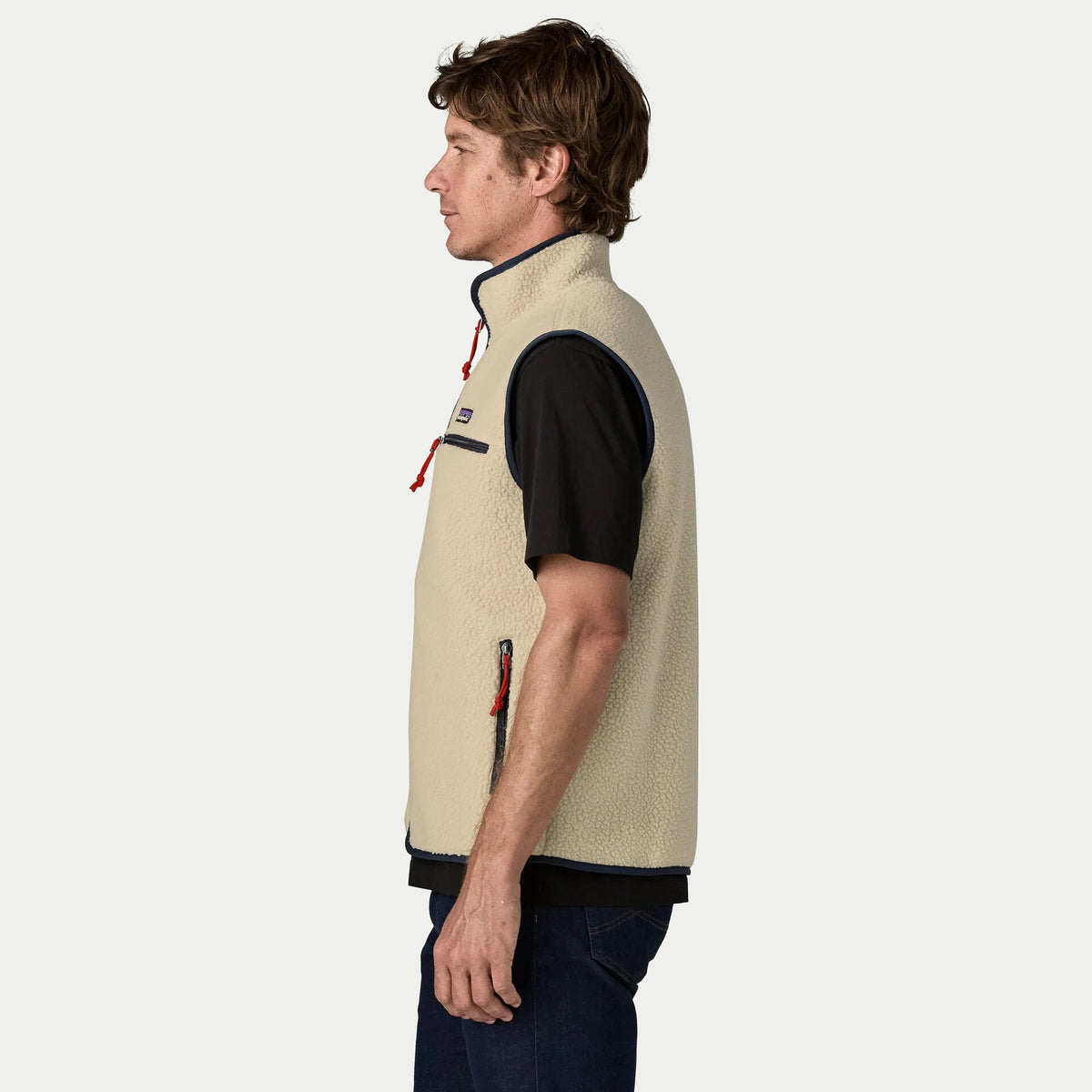 Gilet Retro Pile Pelican Patagonia de profil, emmanchure bordée de marine et poche basse zippée à liseré noir
