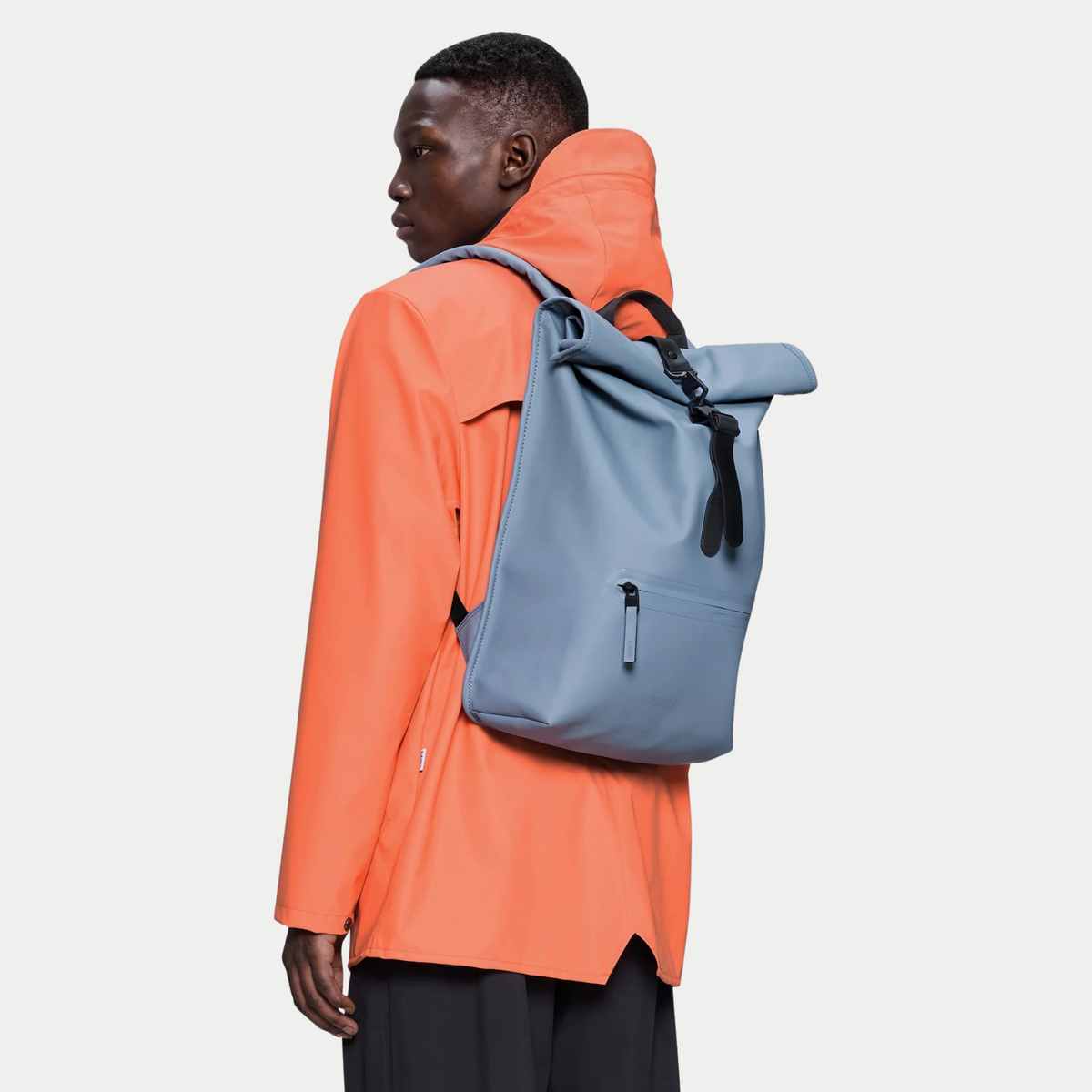 Sac à dos Rolltop Rucksack Blue Dusk Rains - porté sur le dos, vue trois quarts arrière, rabat roulé et fermé