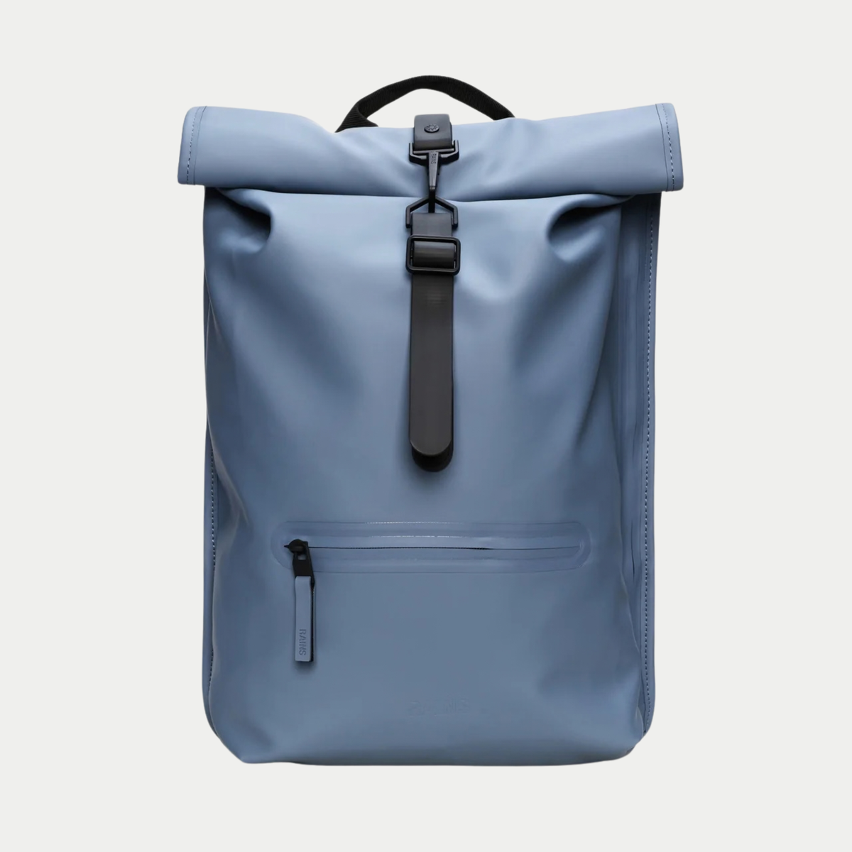 Sac à dos Rolltop Rucksack Blue Dusk Rains - packshot face, bleu-gris mat, sangle noire à mousqueton et poche zippée