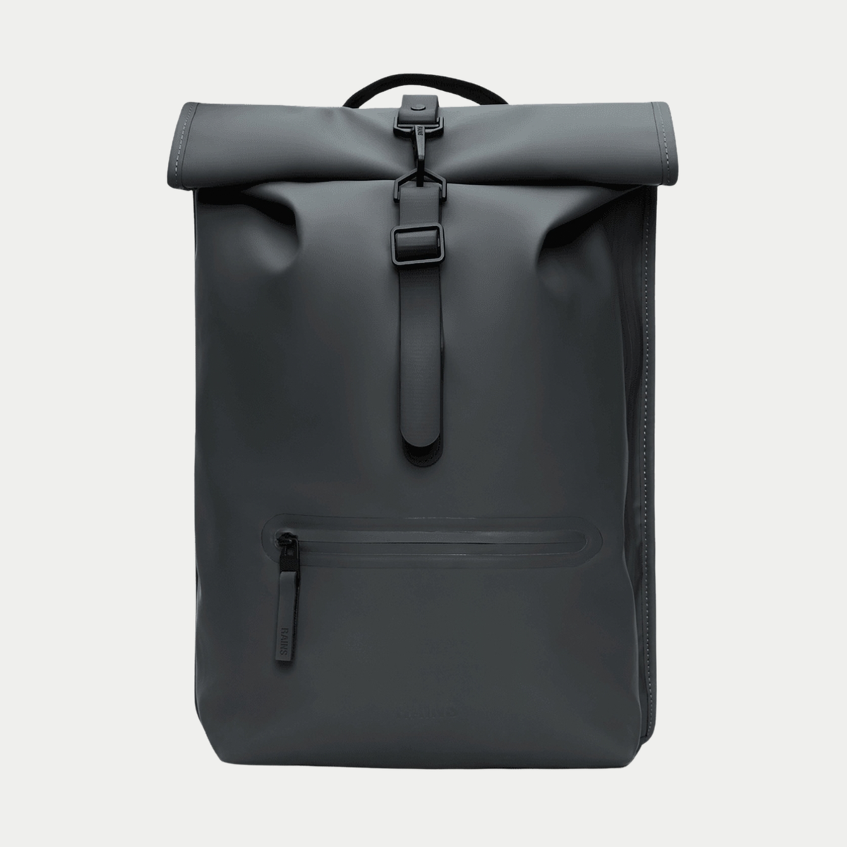 Sac à dos Rolltop Rucksack Gris Foncé Rains - packshot face, rabat roulé, sangle ton sur ton et poche zippée horizontale