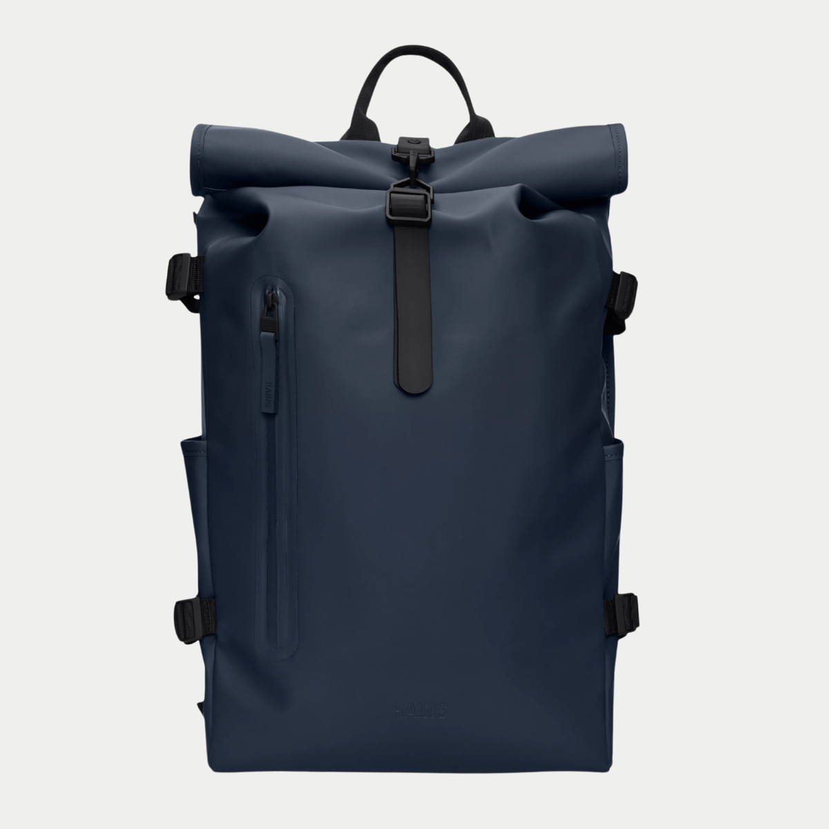 Sac à dos Rolltop Rucksack Large Bleu Marine Rains - packshot face, quatre boucles de compression et poche ordinateur zippée