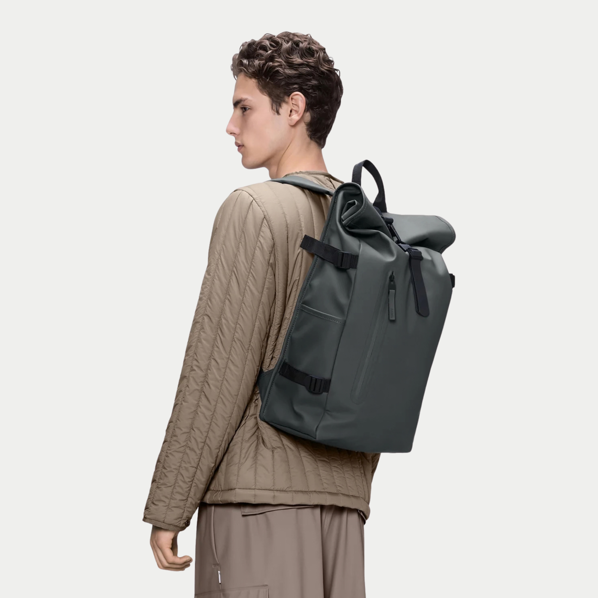Sac à dos Rolltop Rucksack Large Gris Foncé Rains - porté sur le dos, rabat roulé et poche zippée verticale