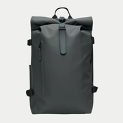 Sac à dos Rolltop Rucksack Large Gris Foncé Rains - packshot face, zip vertical et quatre boucles de compression noires