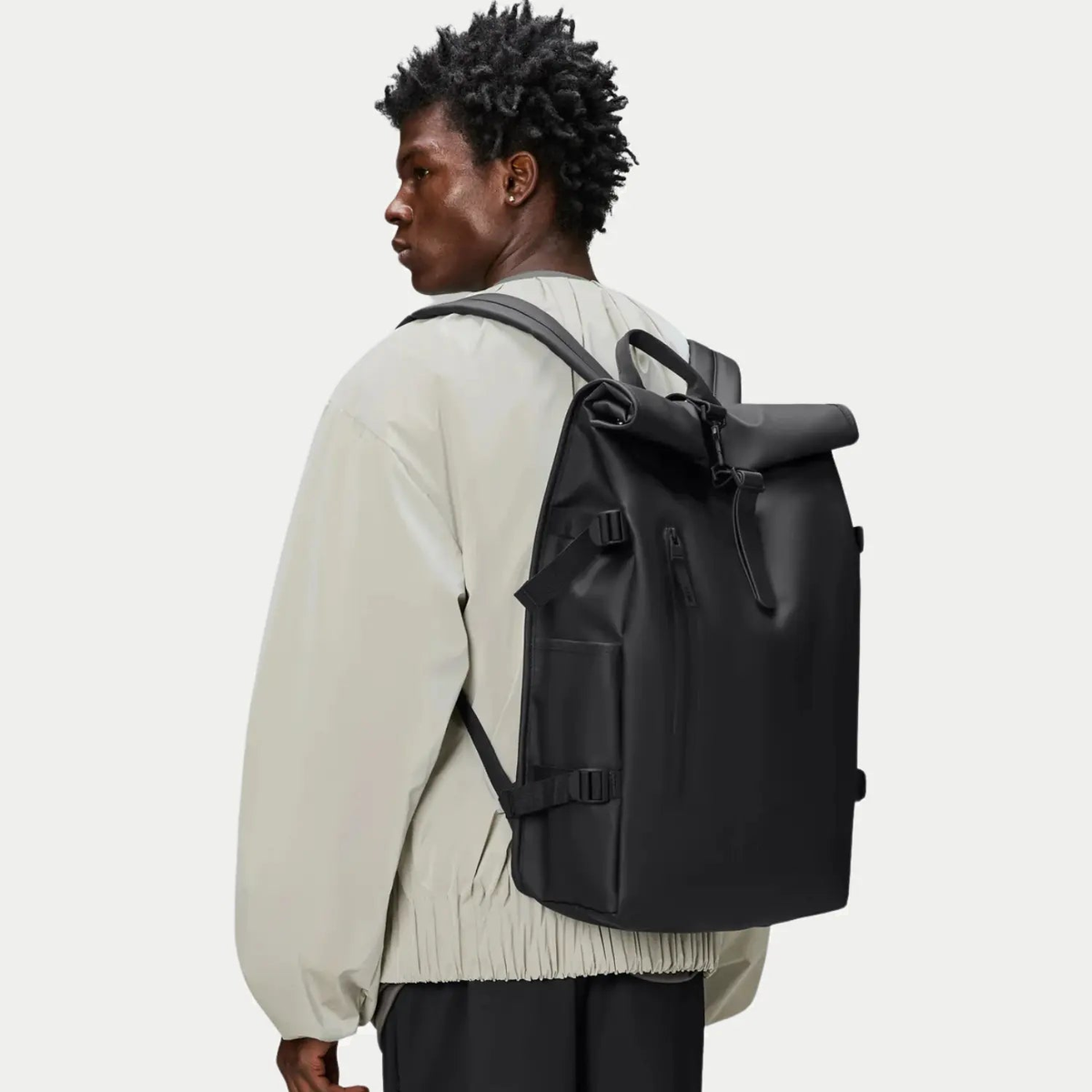 Rolltop Rucksack Large noir porté, grand volume déployé et poche latérale plaquée
