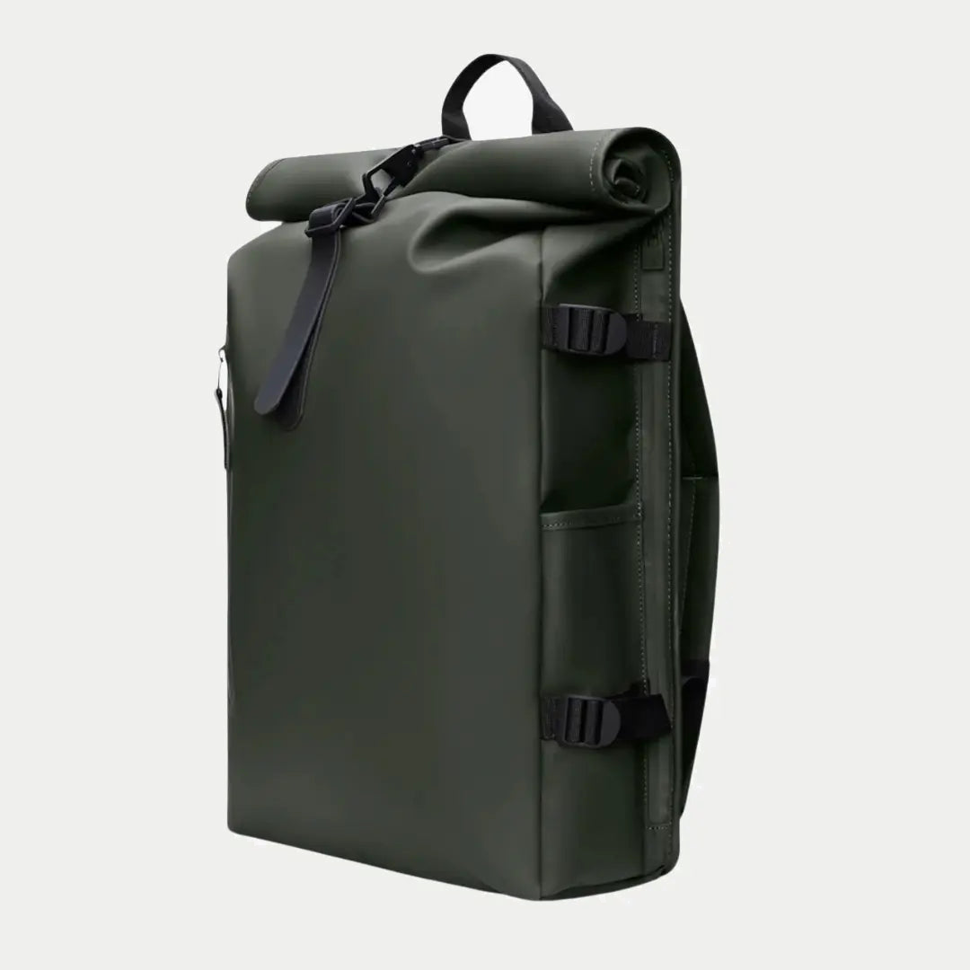 Rolltop Rucksack Large vert kaki de trois quarts, poche latérale plaquée et rabat bien roulé