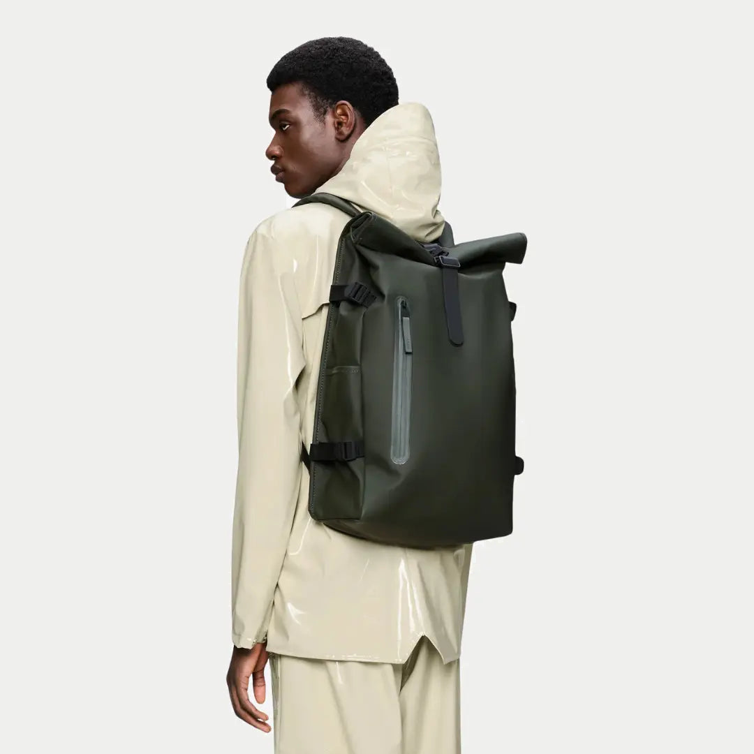 Rolltop Rucksack Large vert kaki porté sur le dos, hauteur du rouleau et sangles pendantes