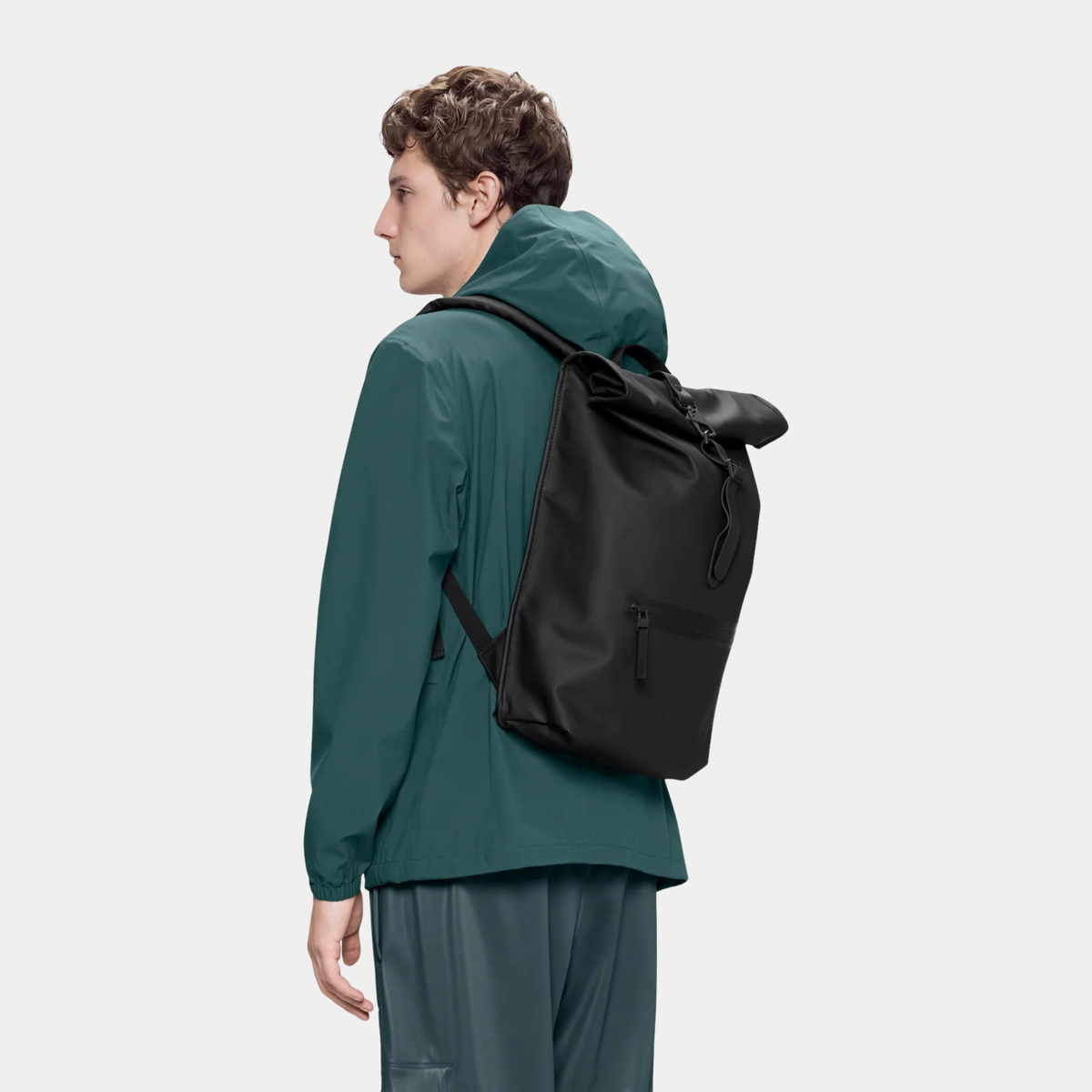 Sac à dos Rolltop Rucksack Noir Rains - porté sur une épaule, rabat roulé et fermé
