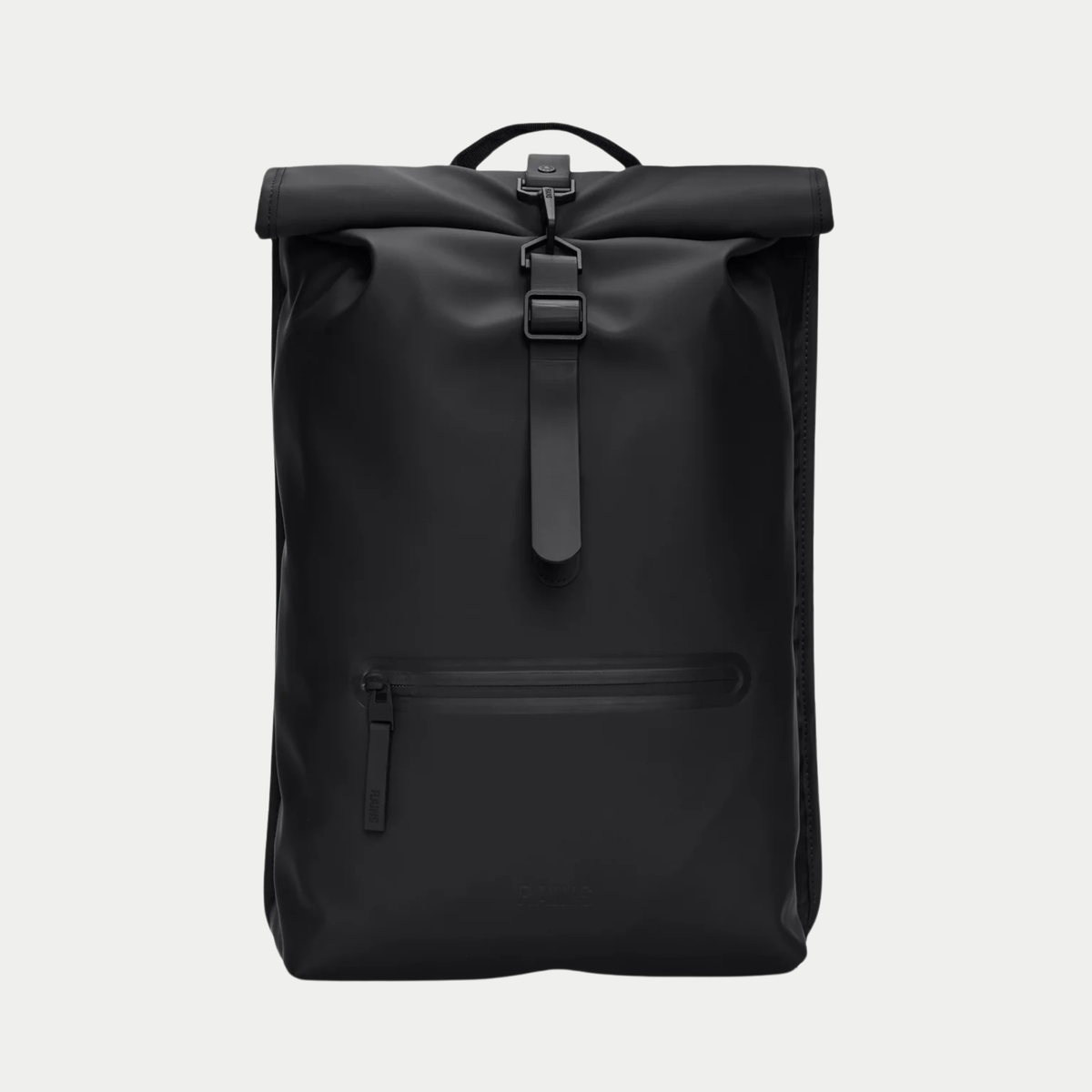 Sac à dos Rolltop Rucksack Noir Rains - packshot face, rabat roulé et sangle à mousqueton