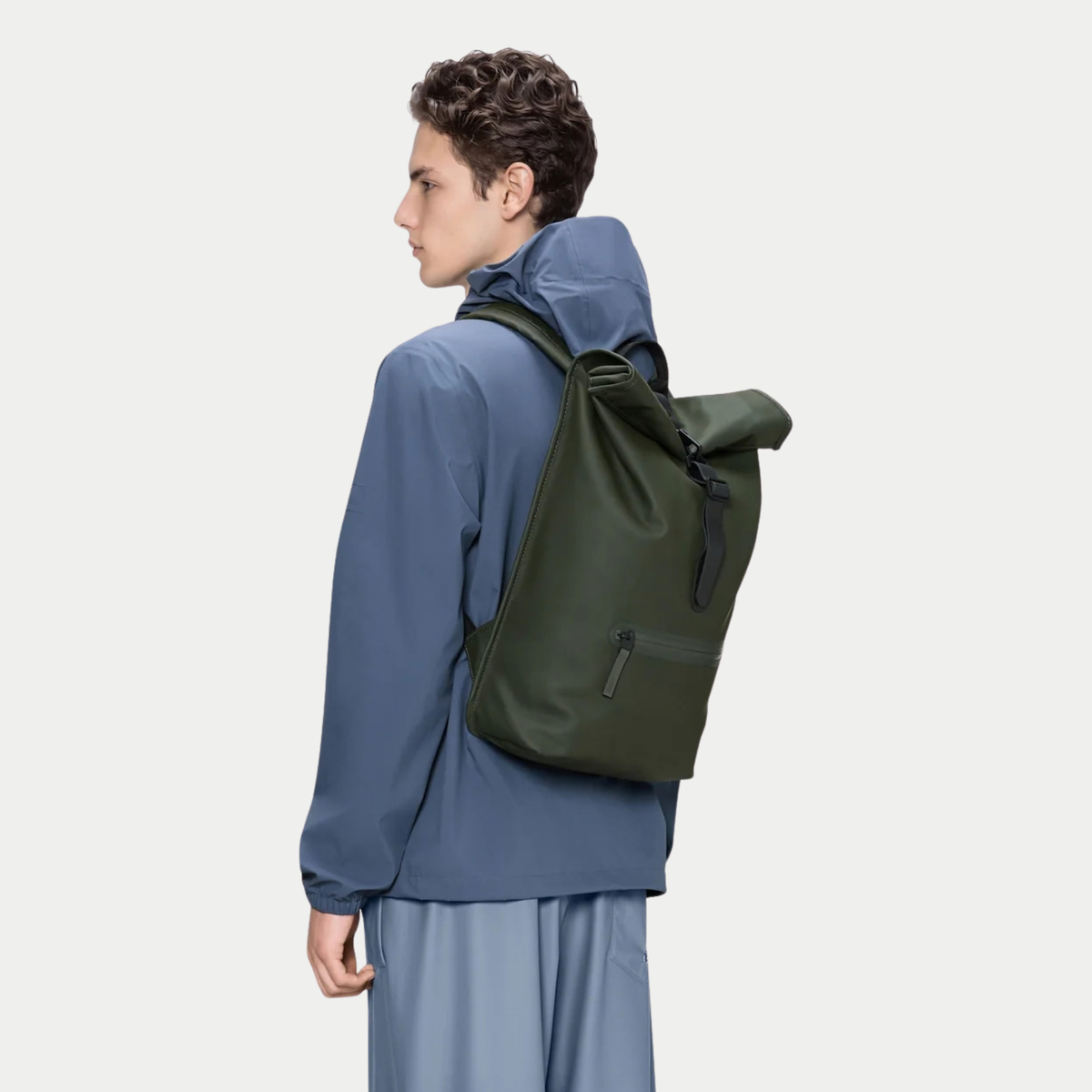 Sac à dos Rolltop Rucksack Vert Rains - porté sur une épaule, kaki mat