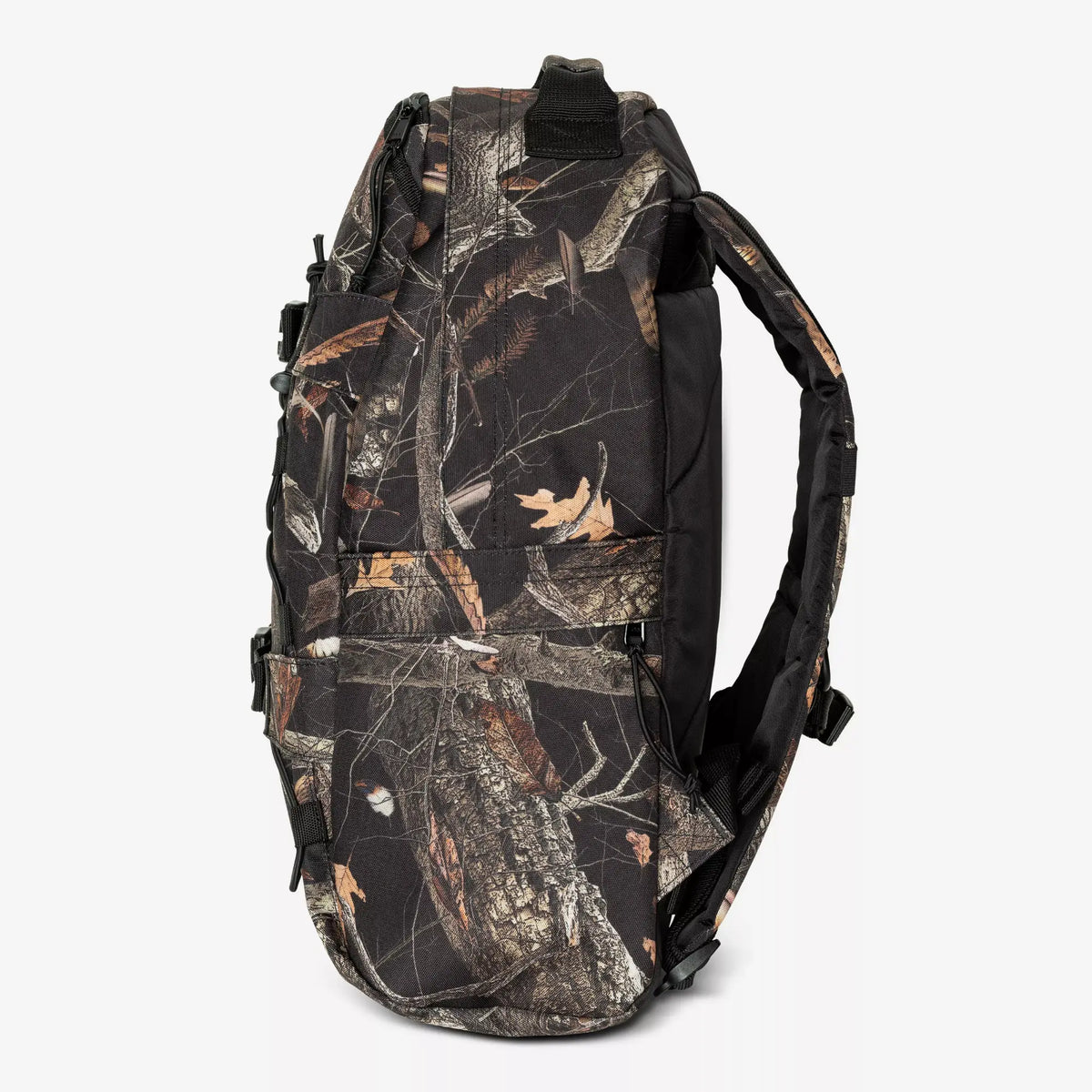 Profil du sac à dos Kickflip camouflage, poche latérale en filet et cordon élastique le long du panneau