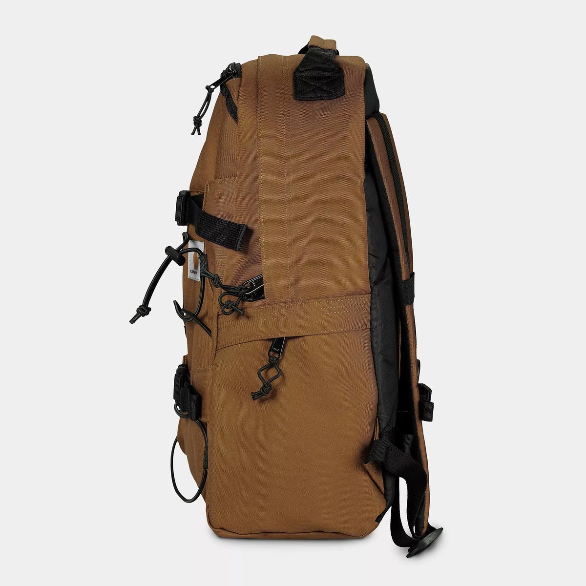Profil du Kickflip caramel, poche avant zippée, sangles de compression latérales et tirettes à cordon