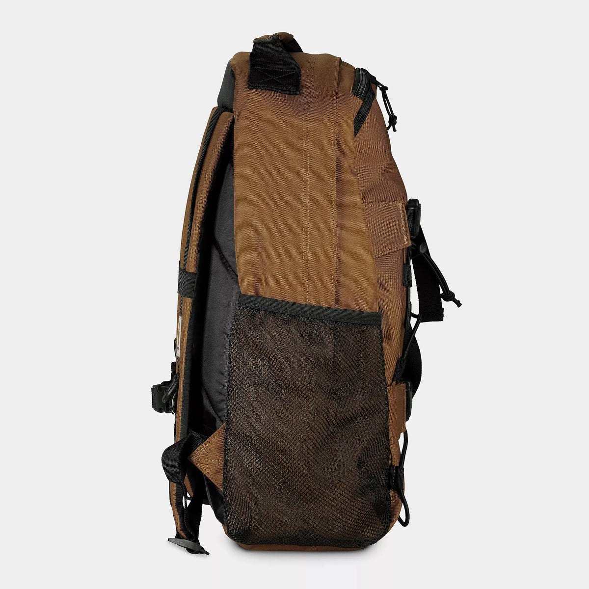 Côté du sac Kickflip brun clair avec sa grande poche latérale en filet noir et sa base de toile renforcée