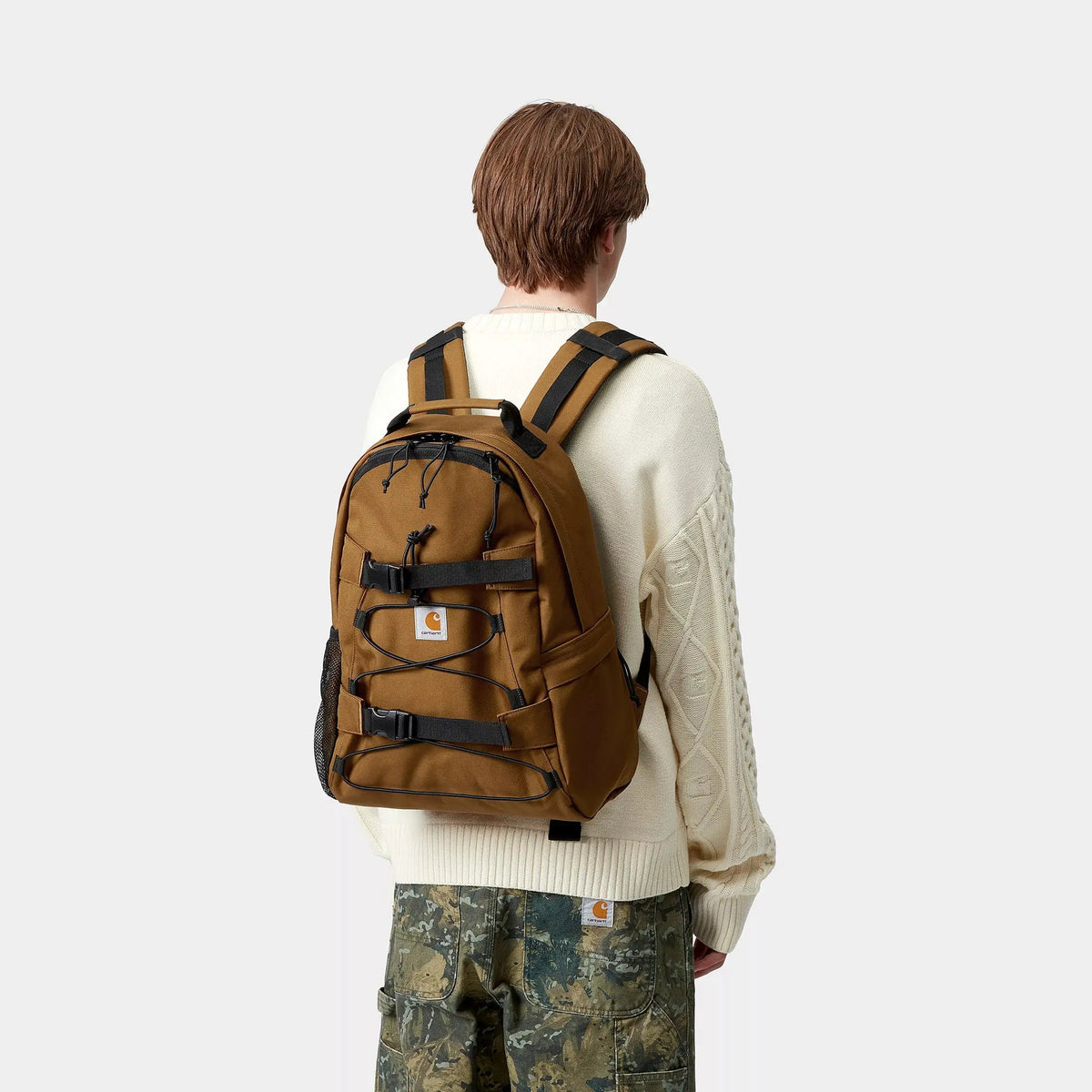 Sac à dos Kickflip Hamilton Brown porté sur le dos, toile caramel et bretelles noires à passants réglables