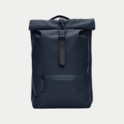 Rolltop Rucksack Bleu Marine de face, rabat roulé sanglé et poche zippée horizontale