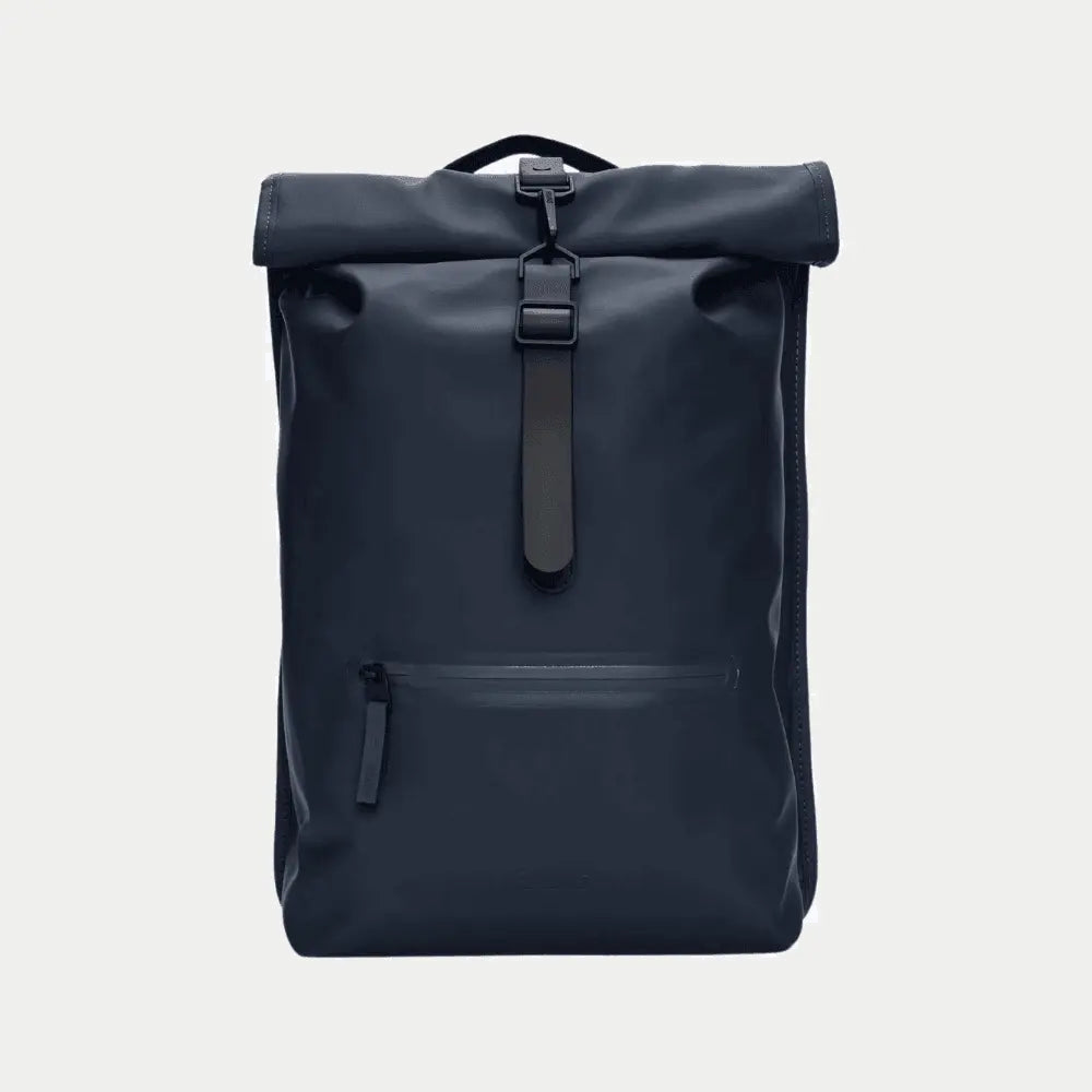 Rolltop Rucksack Bleu Marine de face, rabat roulé sanglé et poche zippée horizontale