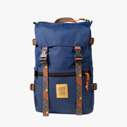 Sac à dos Rover 20 L en toile bleu marine, rabat à boucles, sangles camel et tirettes orange, de face