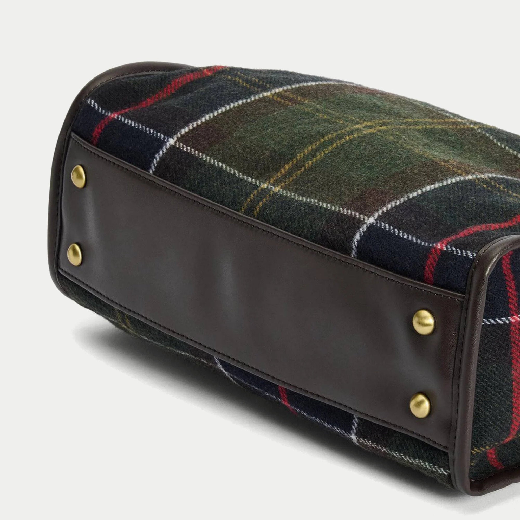 Dessous du tote bag Barrhill : fond renforcé en similicuir brun et rivets de protection en laiton