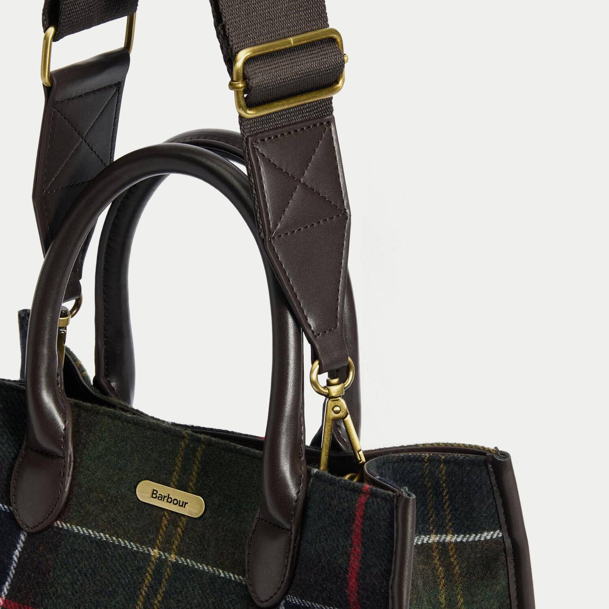 Bandoulière en sangle du tote bag Barrhill : boucle de réglage et mousqueton laiton, pattes surpiquées en losange