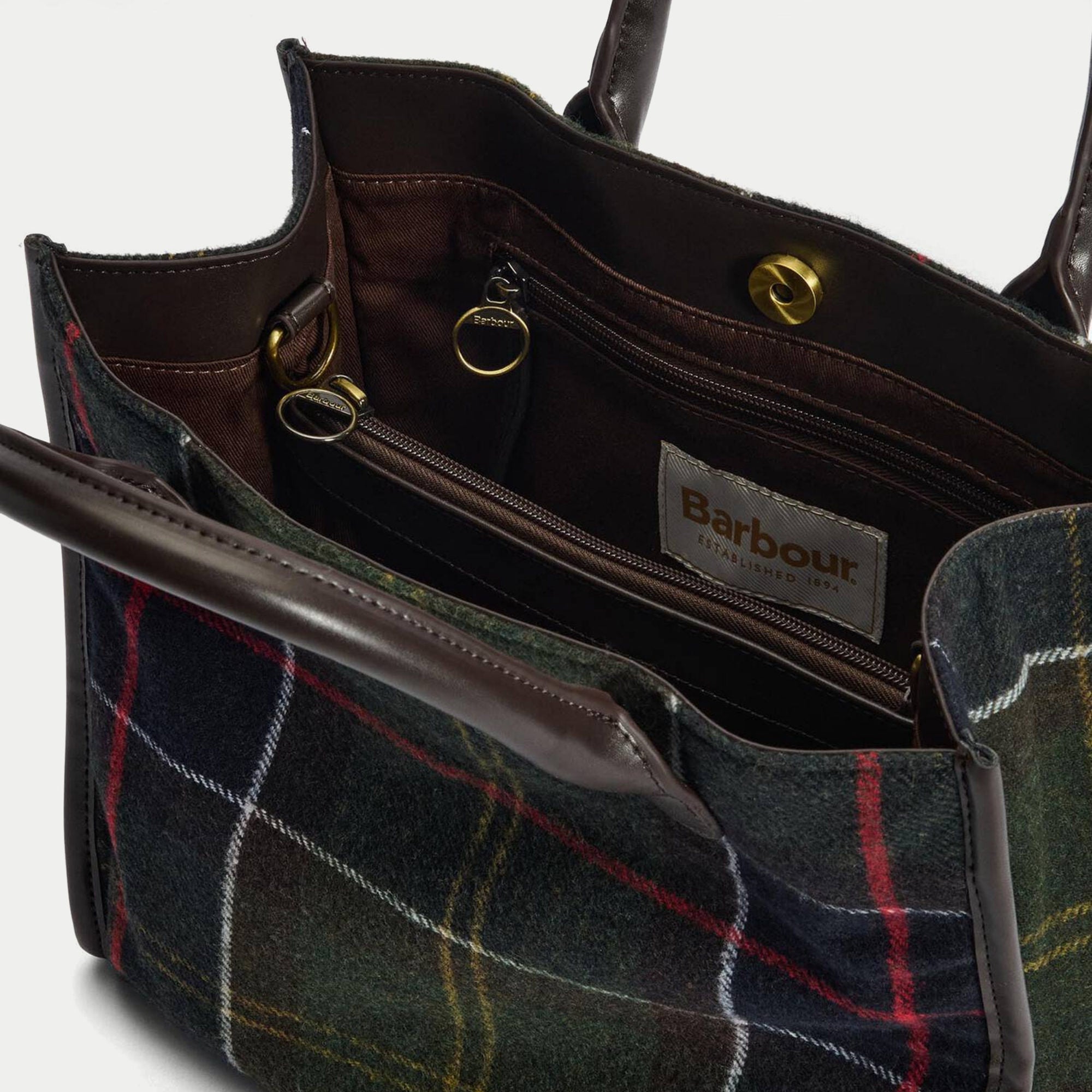 Intérieur du tote bag Barrhill doublé de coton brun : poches zippées à tirette anneau Barbour et pression laiton