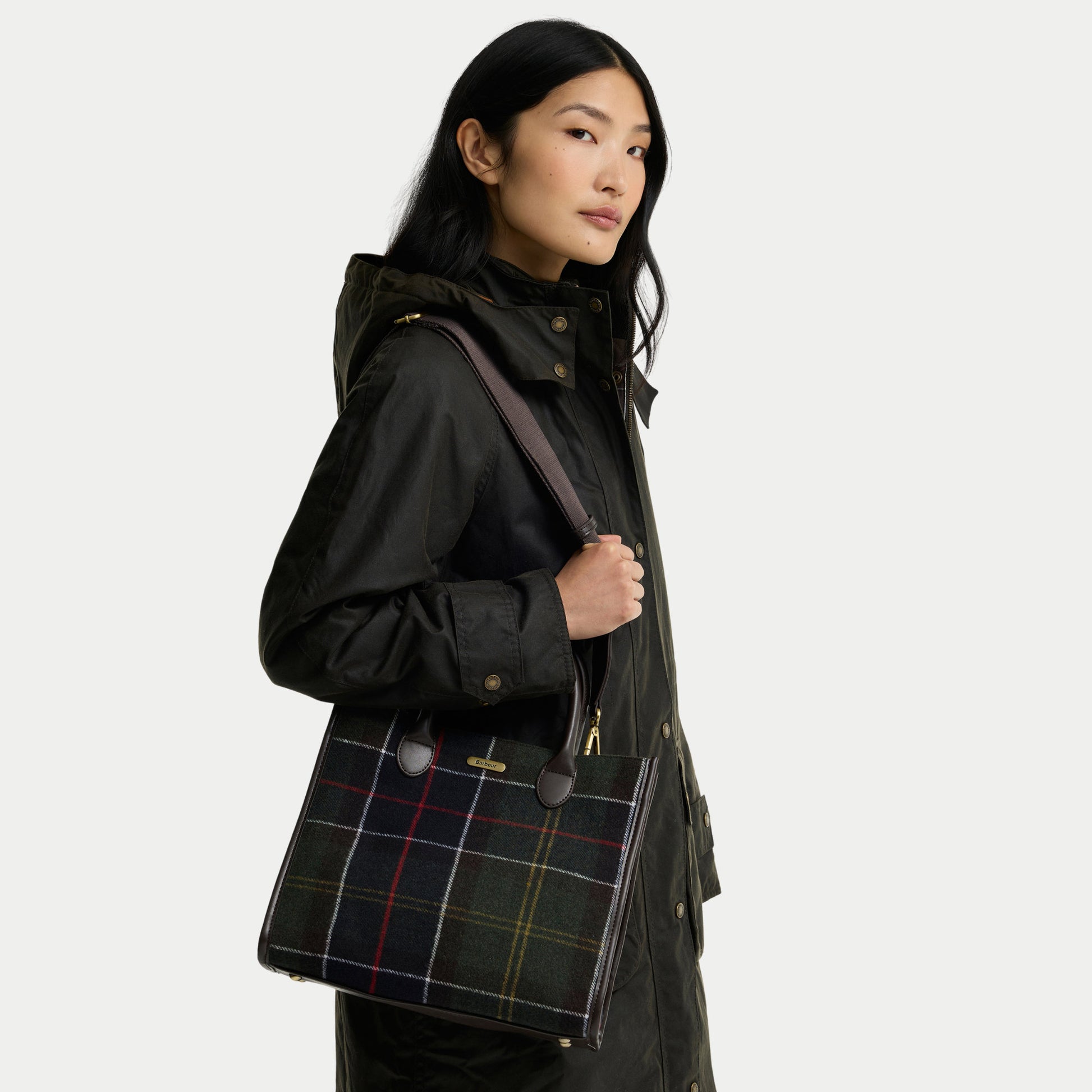 Tote bag Barrhill Barbour en tartan olive porté à l’épaule par sa bandoulière en sangle