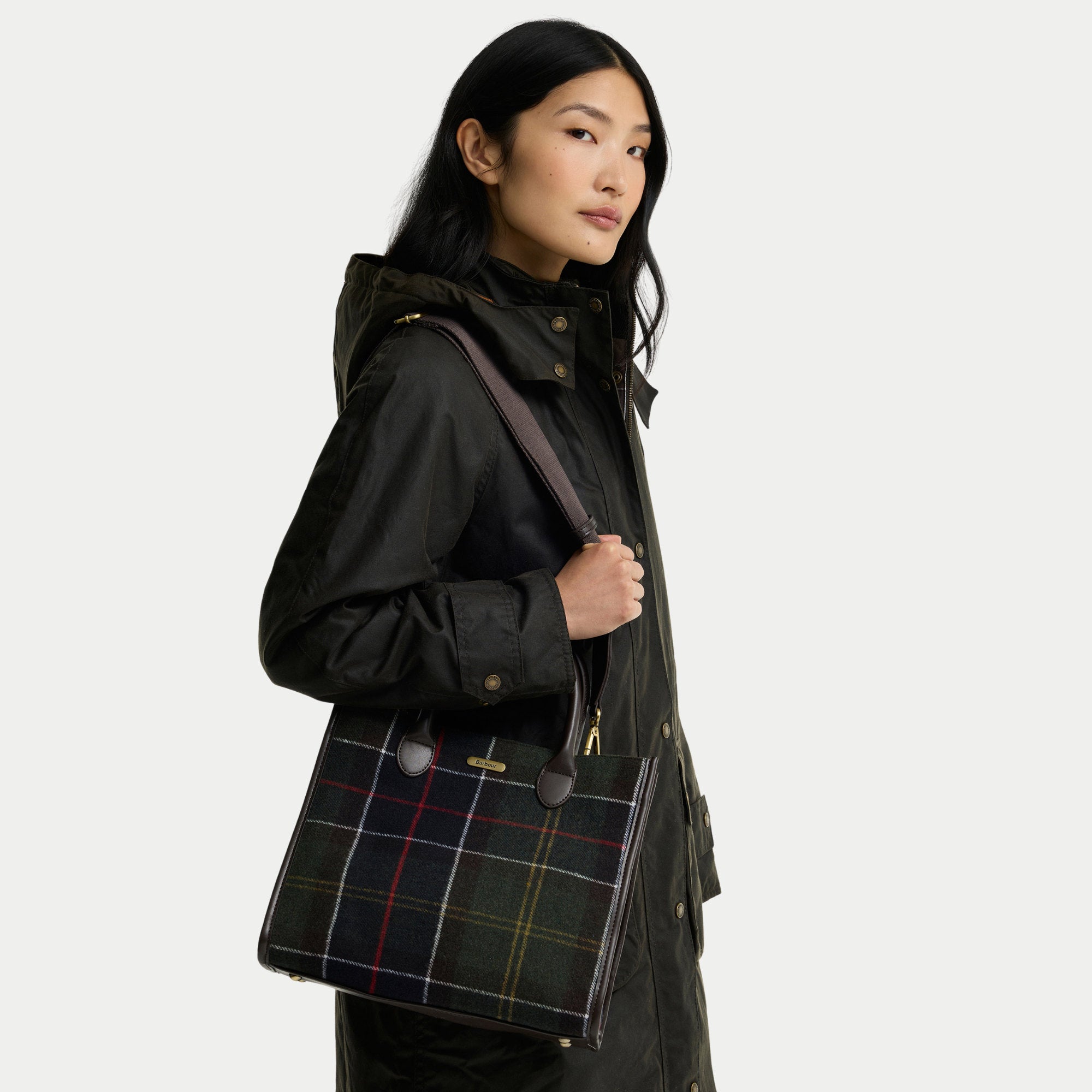 Tote bag Barrhill Barbour en tartan olive porté à l’épaule par sa bandoulière en sangle
