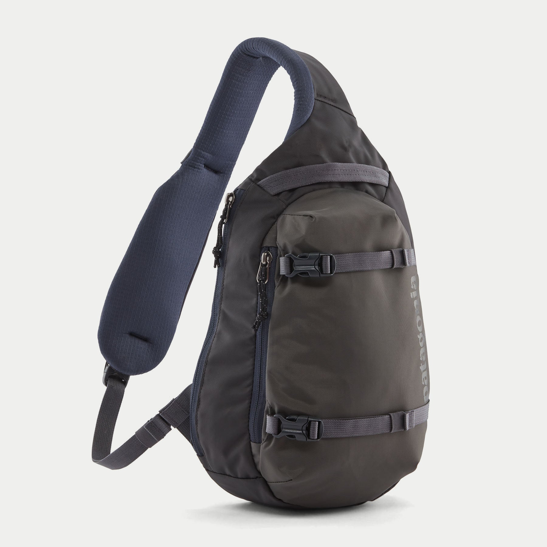 Sac bandoulière Atom Sling 8L Smolder Blue Patagonia de trois-quarts avant, sangles de compression et logo vertical