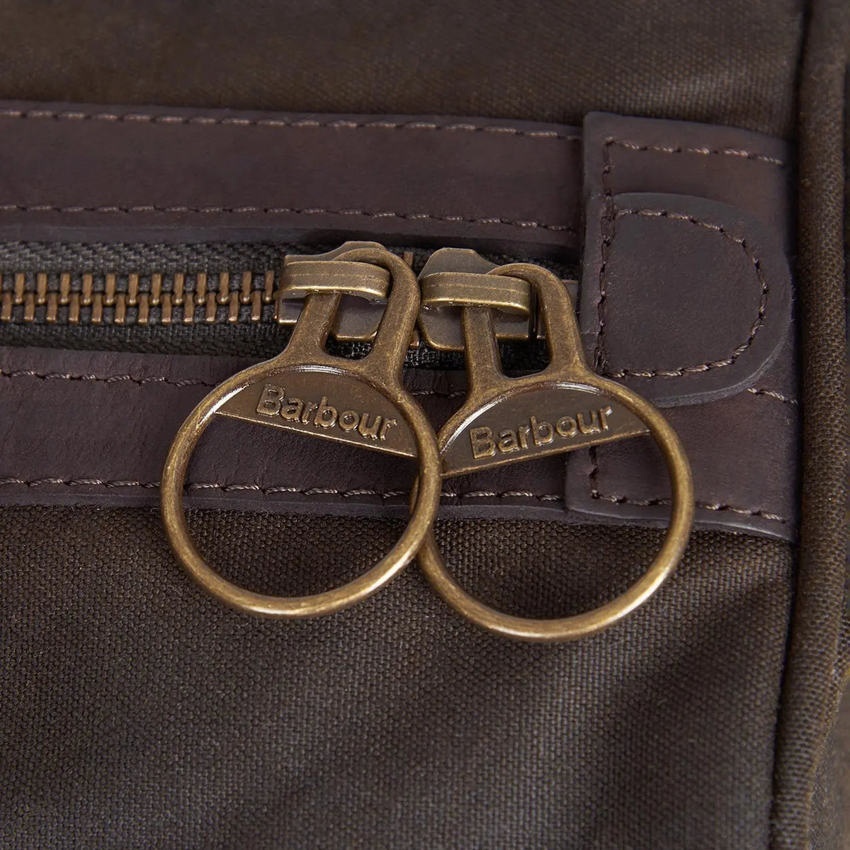 Double curseur laiton à tirettes anneaux gravées Barbour sur le zip du Holdall Wax