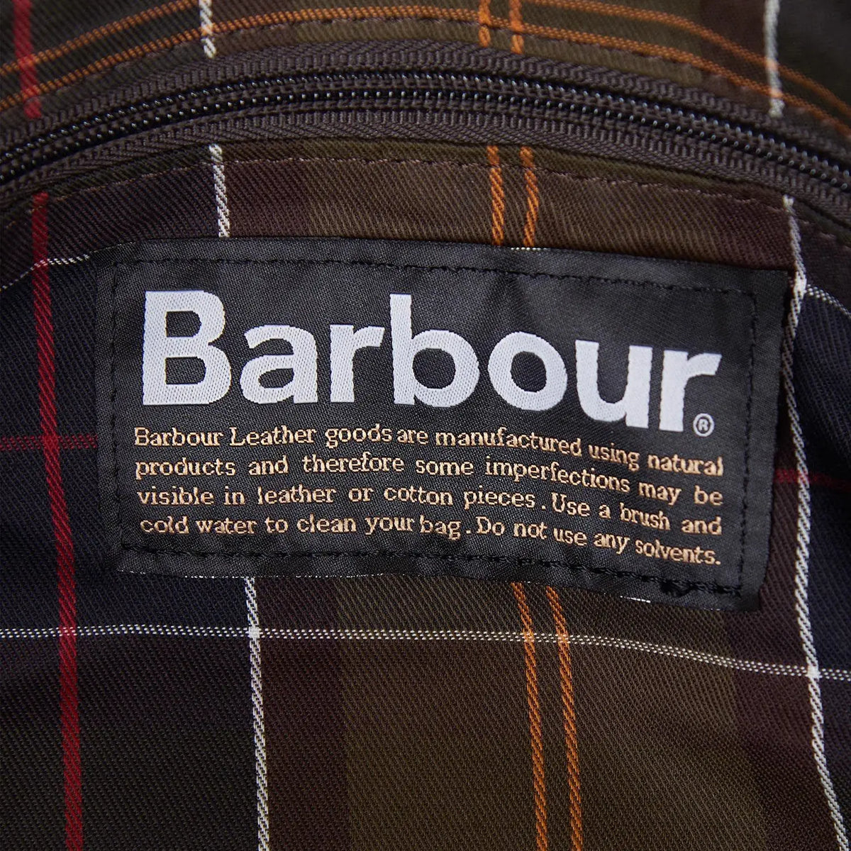 Intérieur du Holdall Wax : doublure tartan olive et étiquette de marque cousue