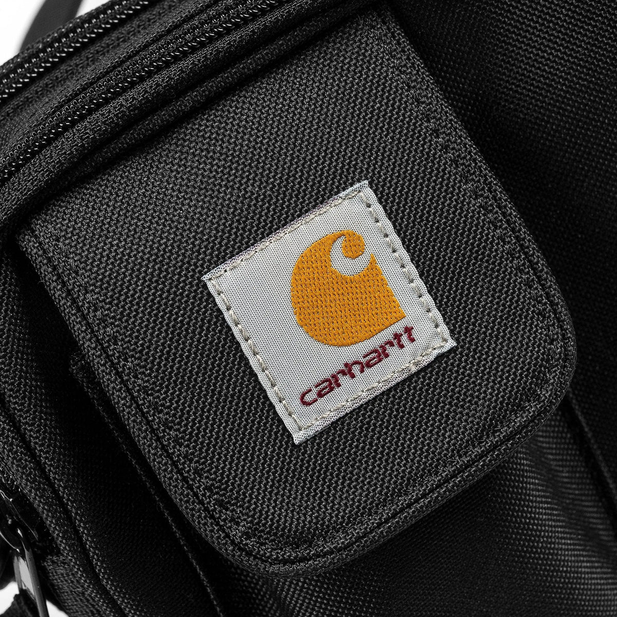 Sacoche Essentials Bag Black Carhartt WIP, détail de l'étiquette carrée cousue sur le rabat avant