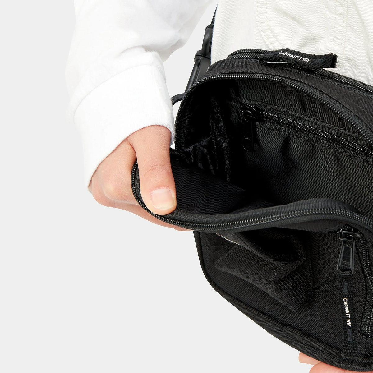 Sacoche Essentials Bag Black Carhartt WIP, compartiment principal ouvert avec poche zippée intérieure
