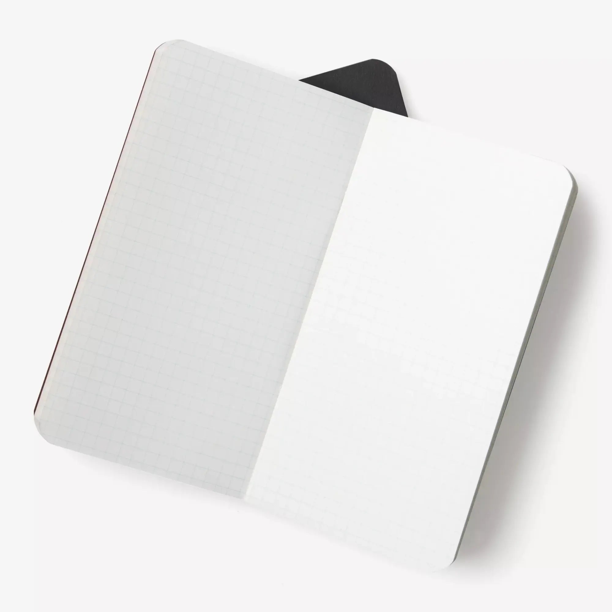 Carnet Heart Pocket Carhartt WIP ouvert à plat sur une double page intérieure quadrillée blanche, coins arrondis